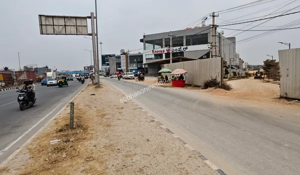 View of the adjacent service road providing easy and uncongested access to the Sobha One World properties.