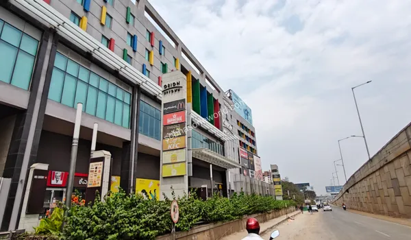 High-end designer boutiques and luxury fashion outlets situated within a short drive from Sobha One World