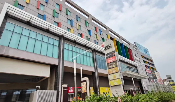 The accessible roadside dining options offering quick bites and vibrant social spaces for those residing in the upcoming Sobha One World.