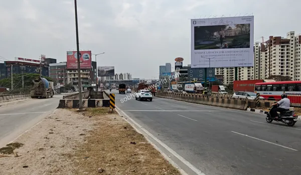 Direct transit path outlining the road heading towards KR Puram right outside the Sobha One World vicinity
